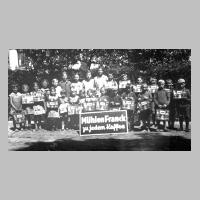 080-0041 -Muehlen Fran- machte damals schon reichlich Reklame und verteilte zur Belohnung kleine Geschenke, die immer willkommen waren.jpg